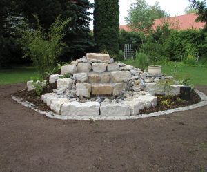 Kleiner Wasserfall im Garten