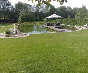 Schwimmteich mit Sitzplatz aus Holz