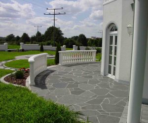 Terrasse Basalt mit Trittplattenweg, Geländer und Sitzplatz