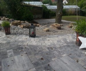 Terrasse mit Großformatplatten mit Pflasterkombination